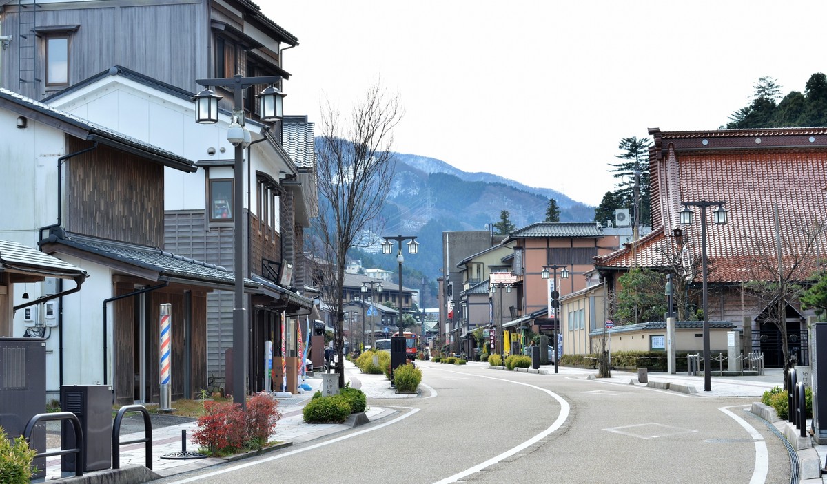 様々なお店やギャラリーの集まる温泉街をお楽しみください