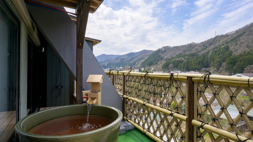 【最上階露天風呂・サウナ付和洋室】山中の雄大な自然を眺めながらゆったりとお過ごしいただけます。