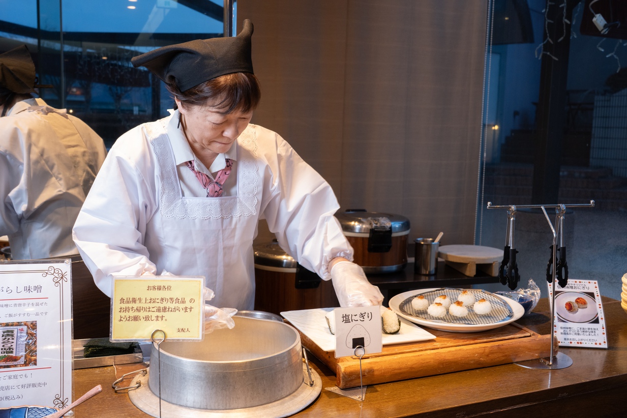 【1泊朝食】手作りおにぎり・オムレツ・信州野菜・信州そば！約50種類の信州の朝ごはん／遅い到着もOK