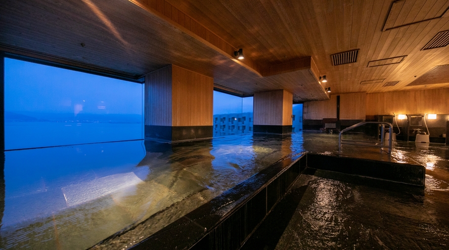 最上階14階『湖空の湯』信州の雄大な景観が窓一面に広がります。
