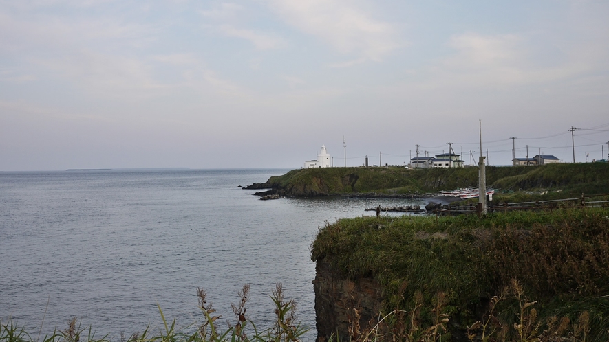 *納沙布岬/岬の先端に建つ納沙布岬灯台は、北海道で最古の灯台です。