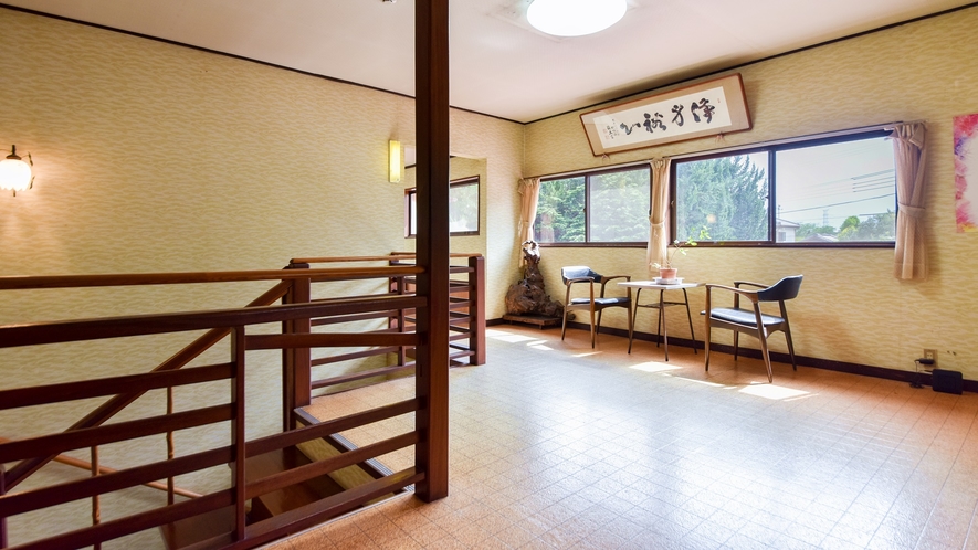 *階段／木を基調とした昭和レトロな当館です。