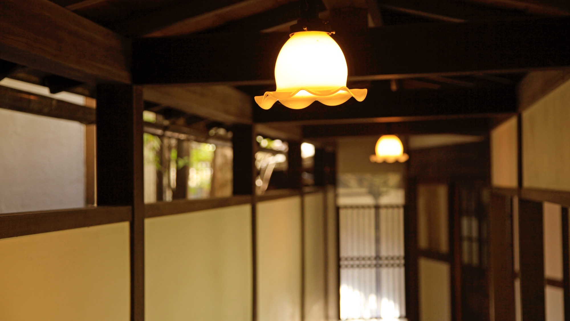 館内　レトロな照明