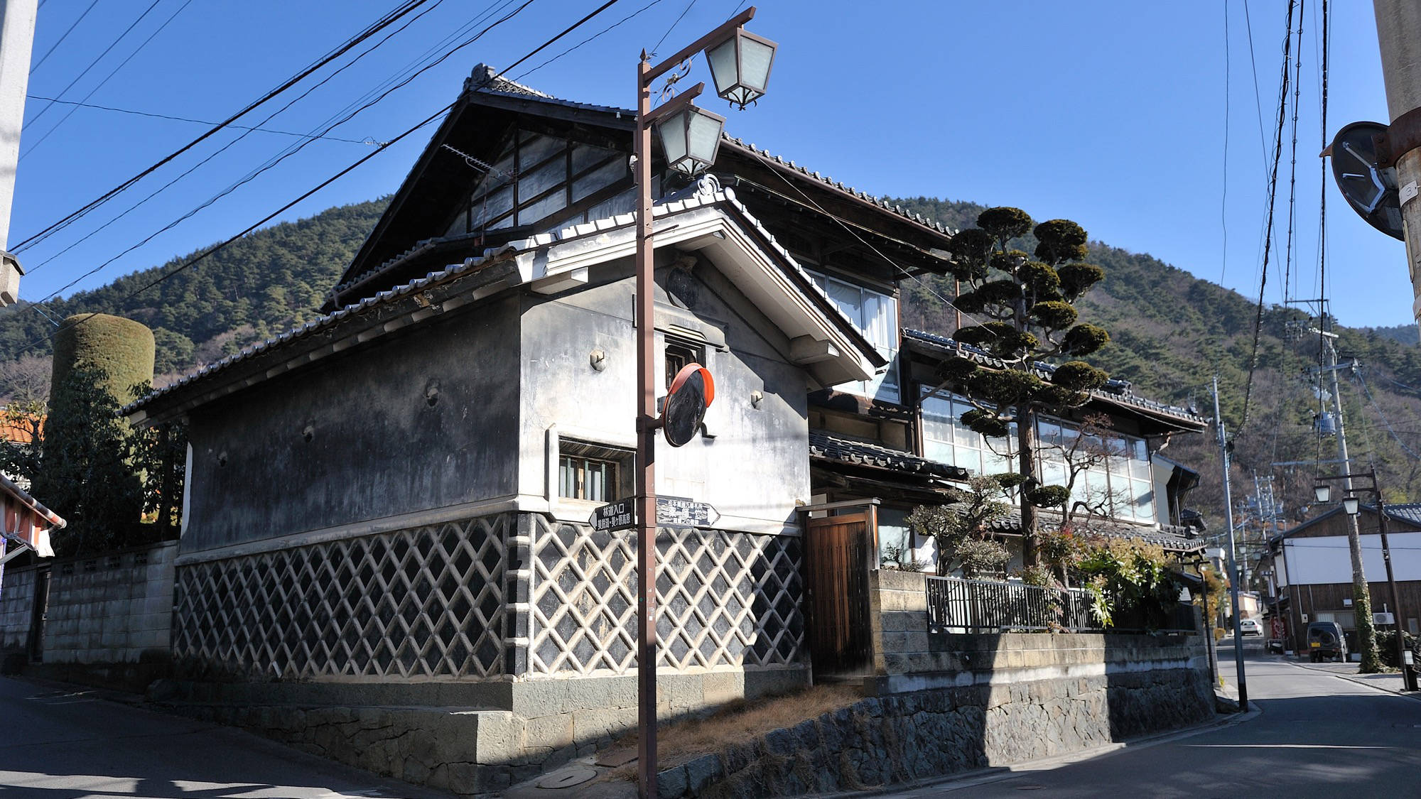 【白糸湯の街通り】美ヶ原温泉の宿が立ち並ぶメイン通り