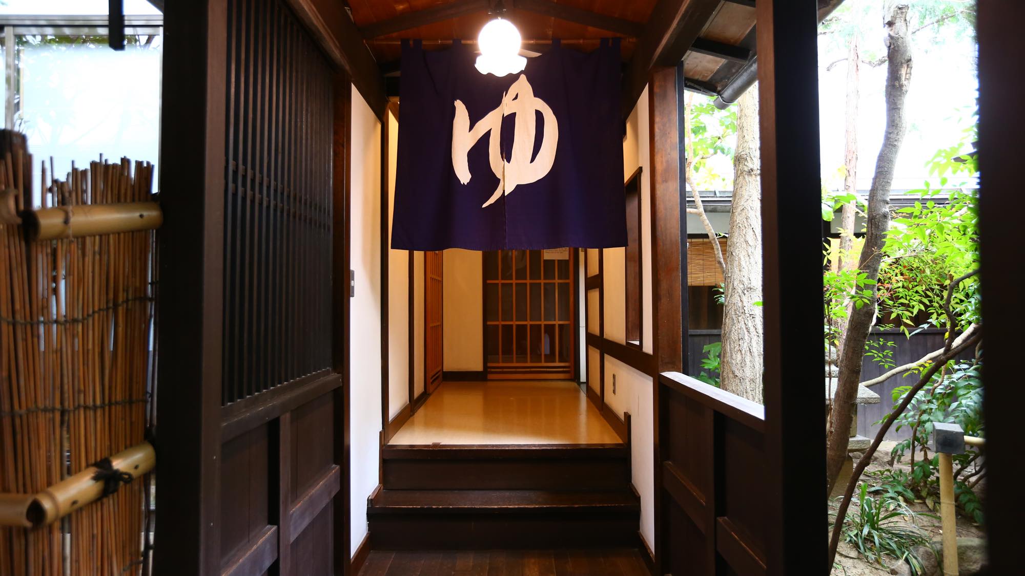 「ゆ」の暖簾の先に男女別の内湯がございます