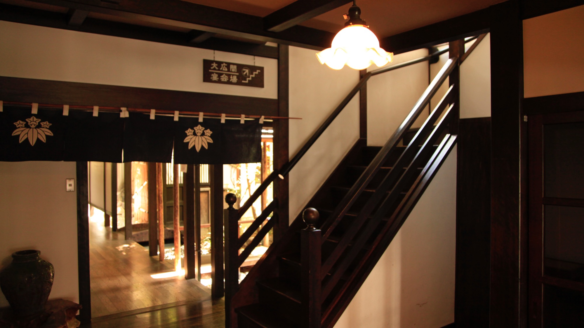 館内　食事処へと続く階段　