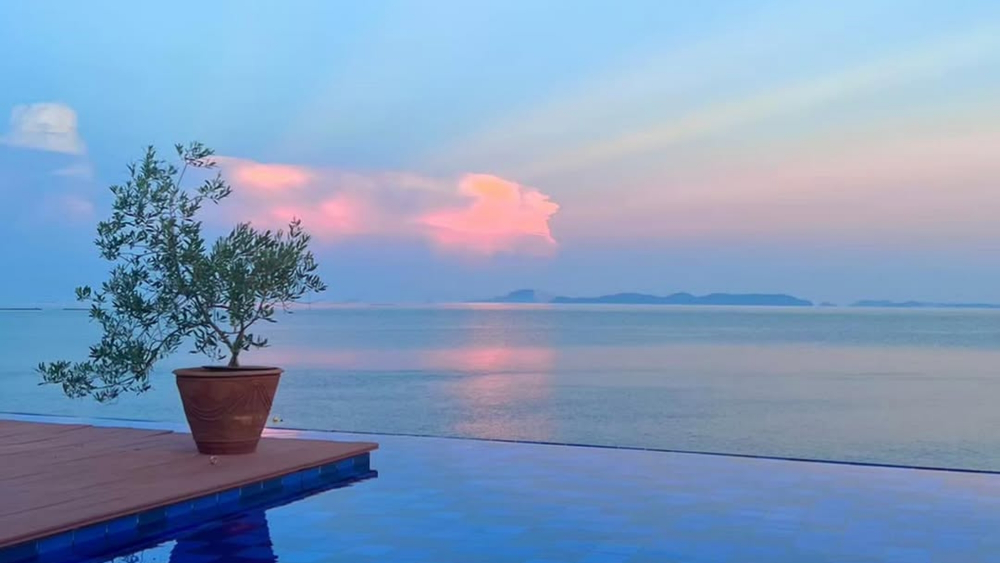 *壱枚乃絵海辺のテラスカフェからの景色（当館から車で県道32号経由で約5分）