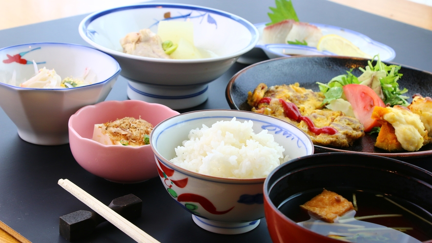 ＜夕食一例＞夕食は日替わり！ボリューム満点にご用意いたします！