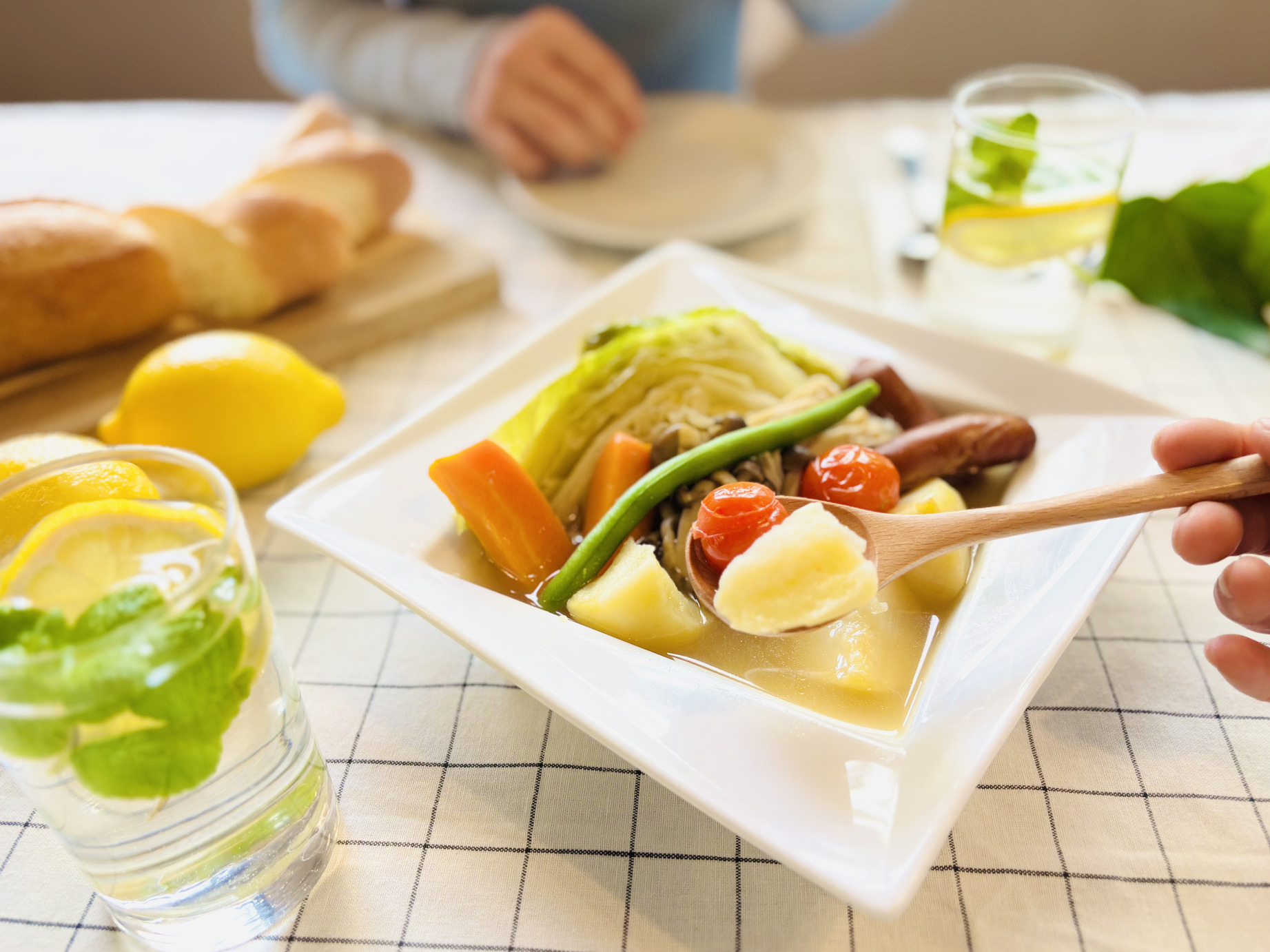 【春季限定ポトフ】スープにパンを浸して。春野菜の出汁と小麦の香りが、一日の活力を呼び覚ます。