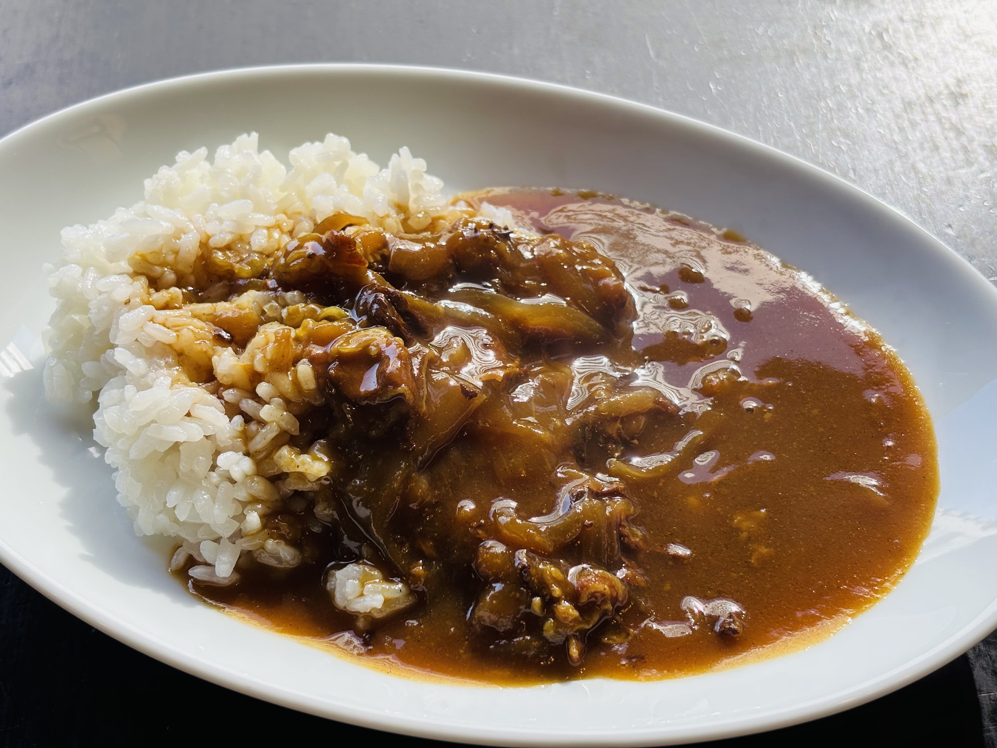 【スパイスカレー】時間は、最高のスパイス。じっくり煮込んだ深い味わいを、ご家族みなさまで。