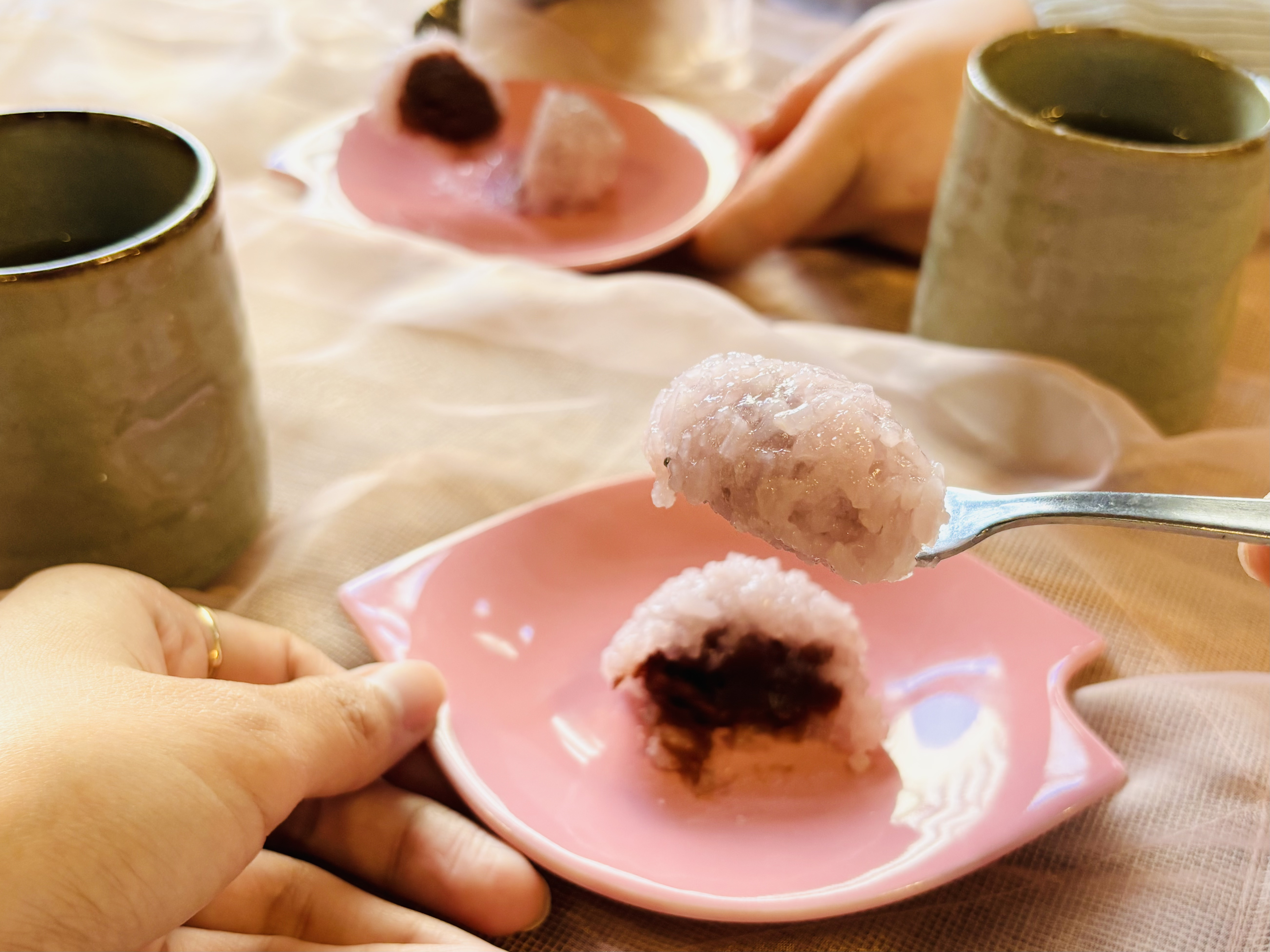 【春季限定 桜餅】餡子の食物繊維でお腹も整う。温かい緑茶とのペアリングもお楽しみください