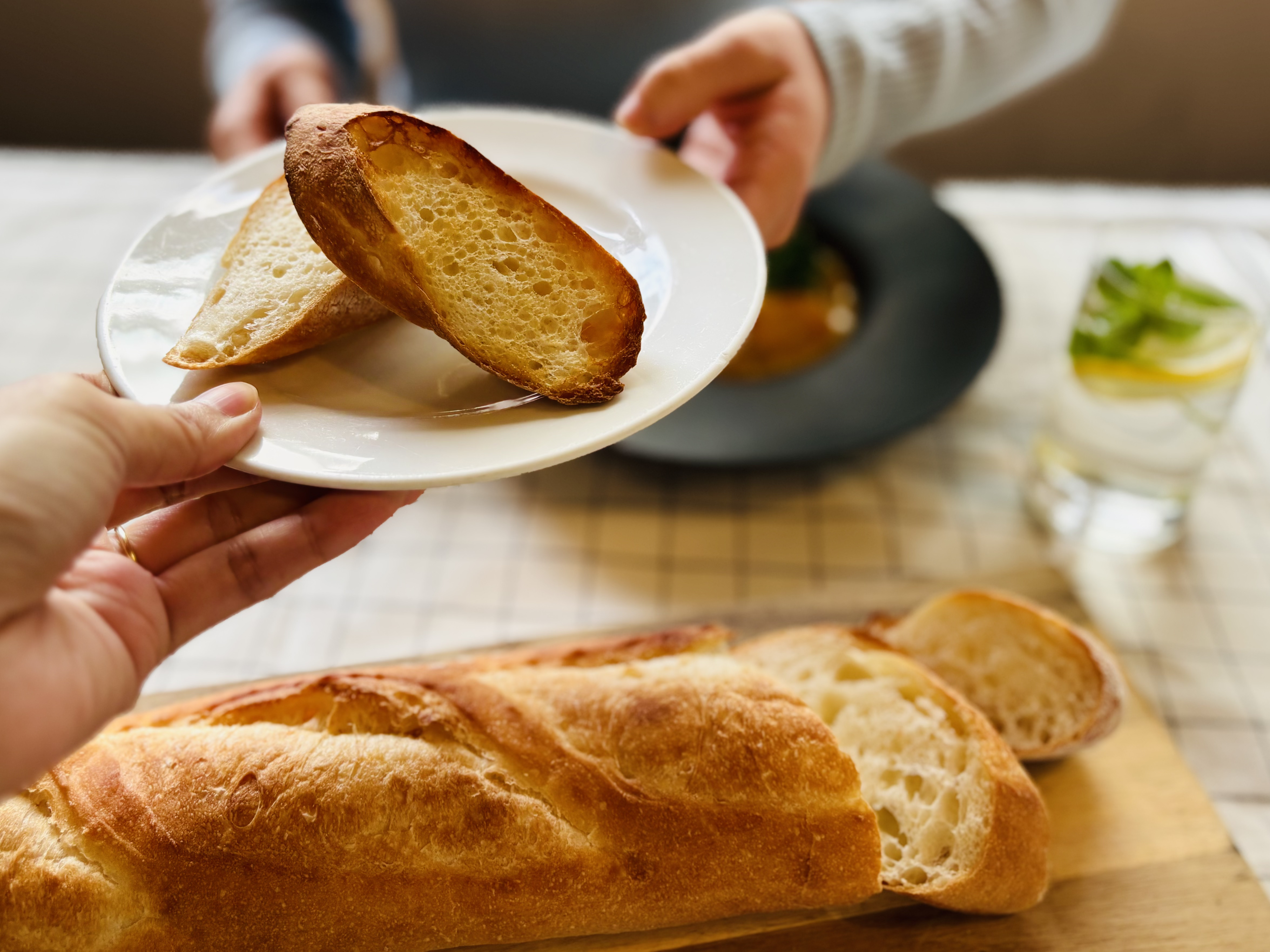 【レストランバゲット】表皮はパリッ！中身はふわっと軽い触感。小麦の甘さを感じるバゲット