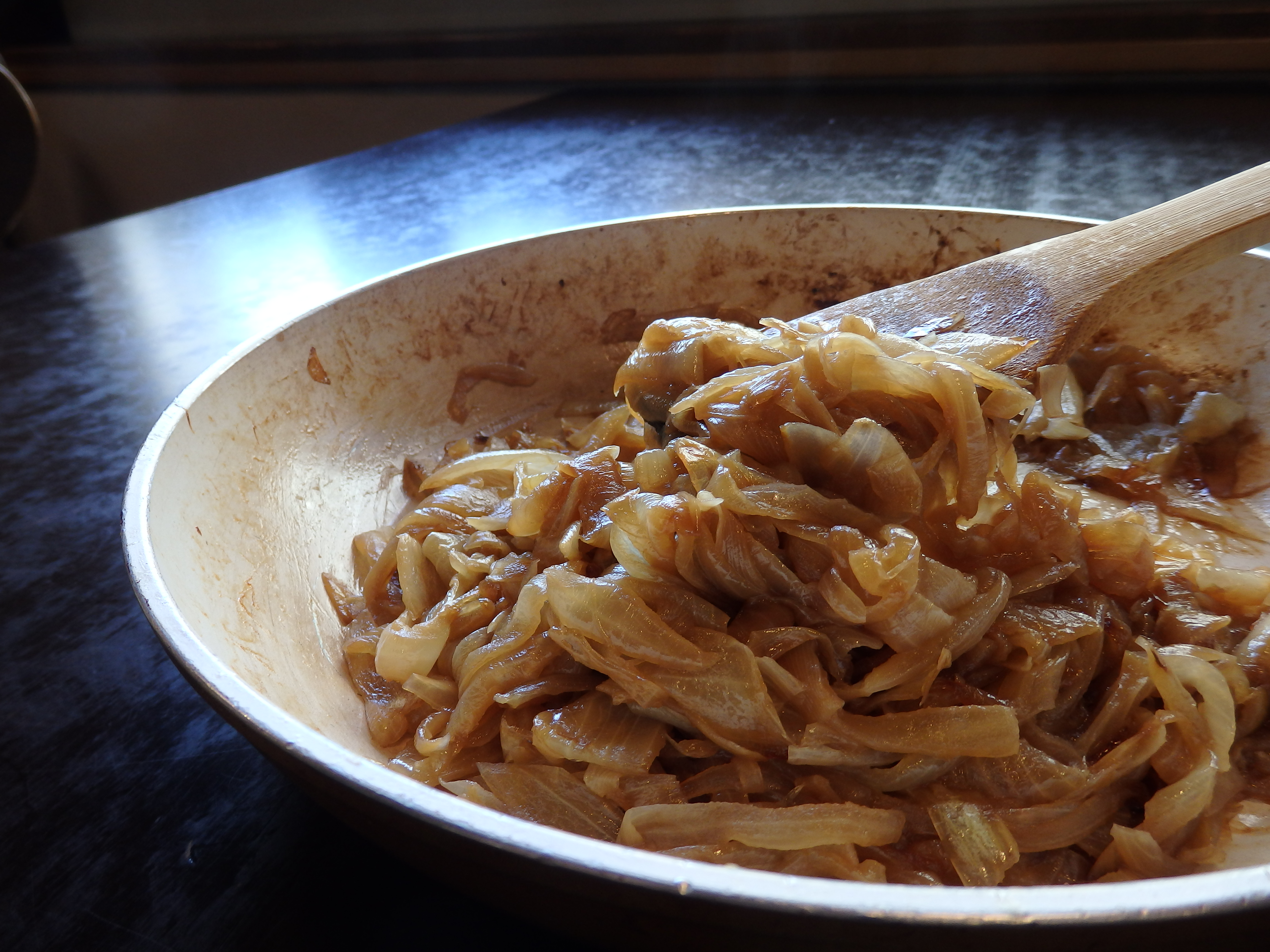 【朝食ブッフェ】じっくり飴色になるまで炒め甘みがぎゅっと詰まった玉ねぎをビーフシチューに入れてます！