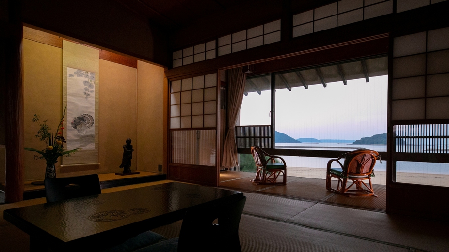 本館20畳/西の間　大島や鳥島、宝当神社のある高島などの景色がお愉しみいただけます