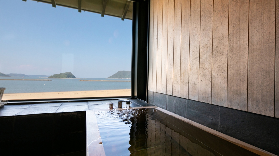 お風呂からは唐津の海を眺めることができます