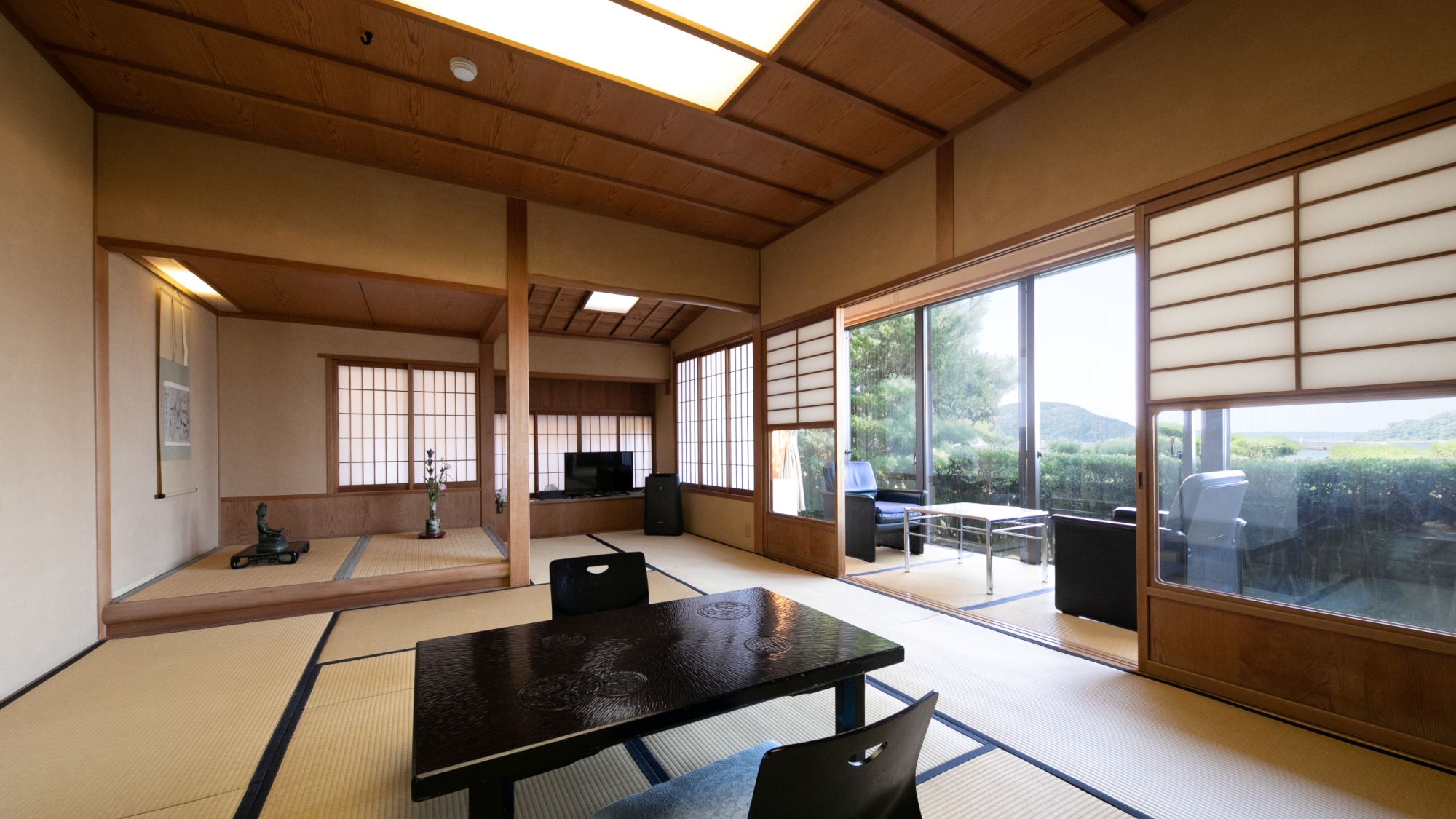 【10畳/松の間】　客室は数寄屋造りの純和風建築の静かで落ち着いた空間です。