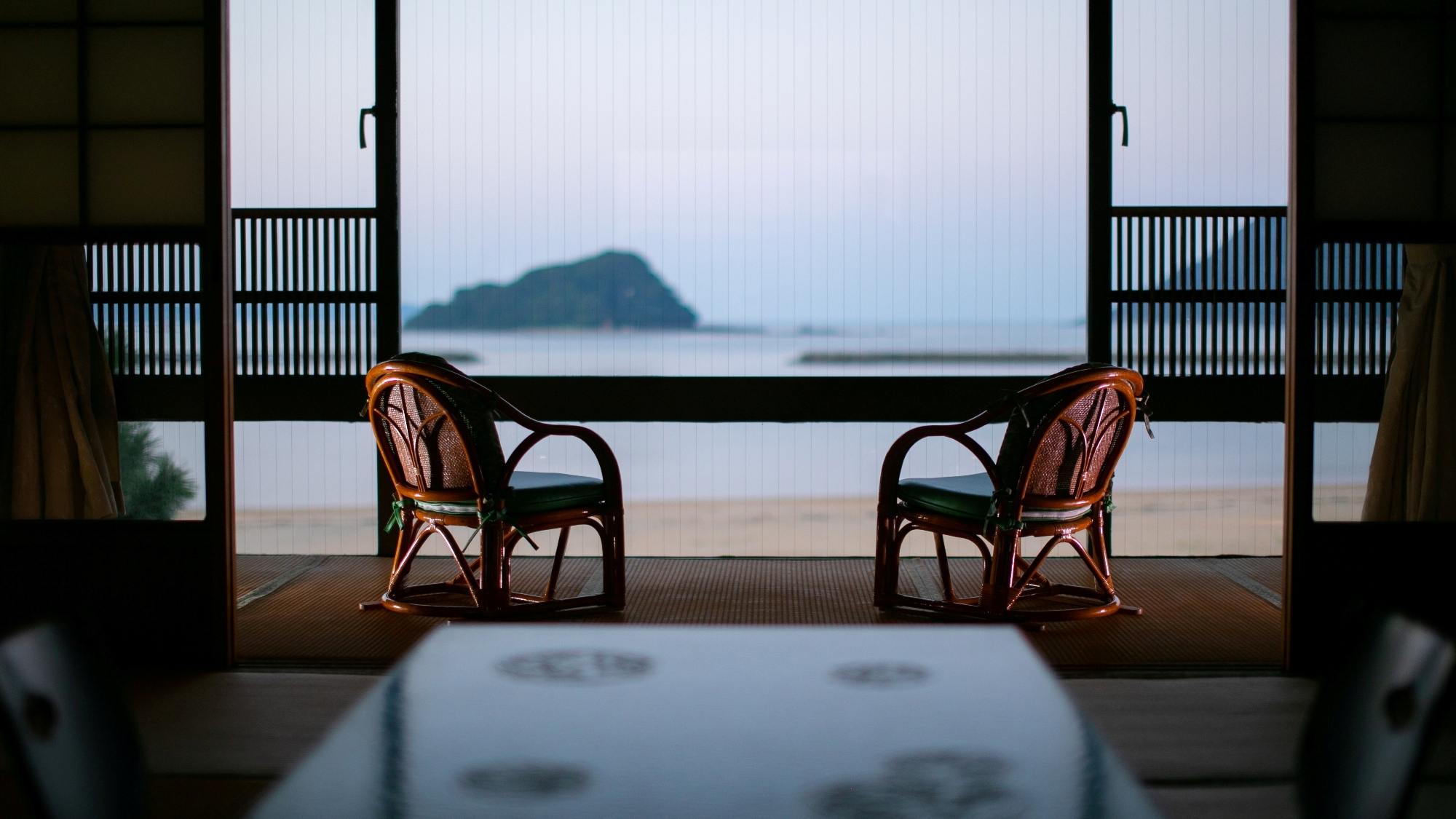 本館20畳/西の間　大島や鳥島、宝当神社のある高島などの景色がお愉しみいただけます
