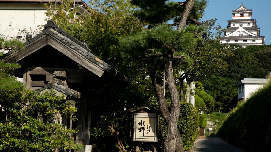 唐津城を望む情緒溢れる城下町にございます。