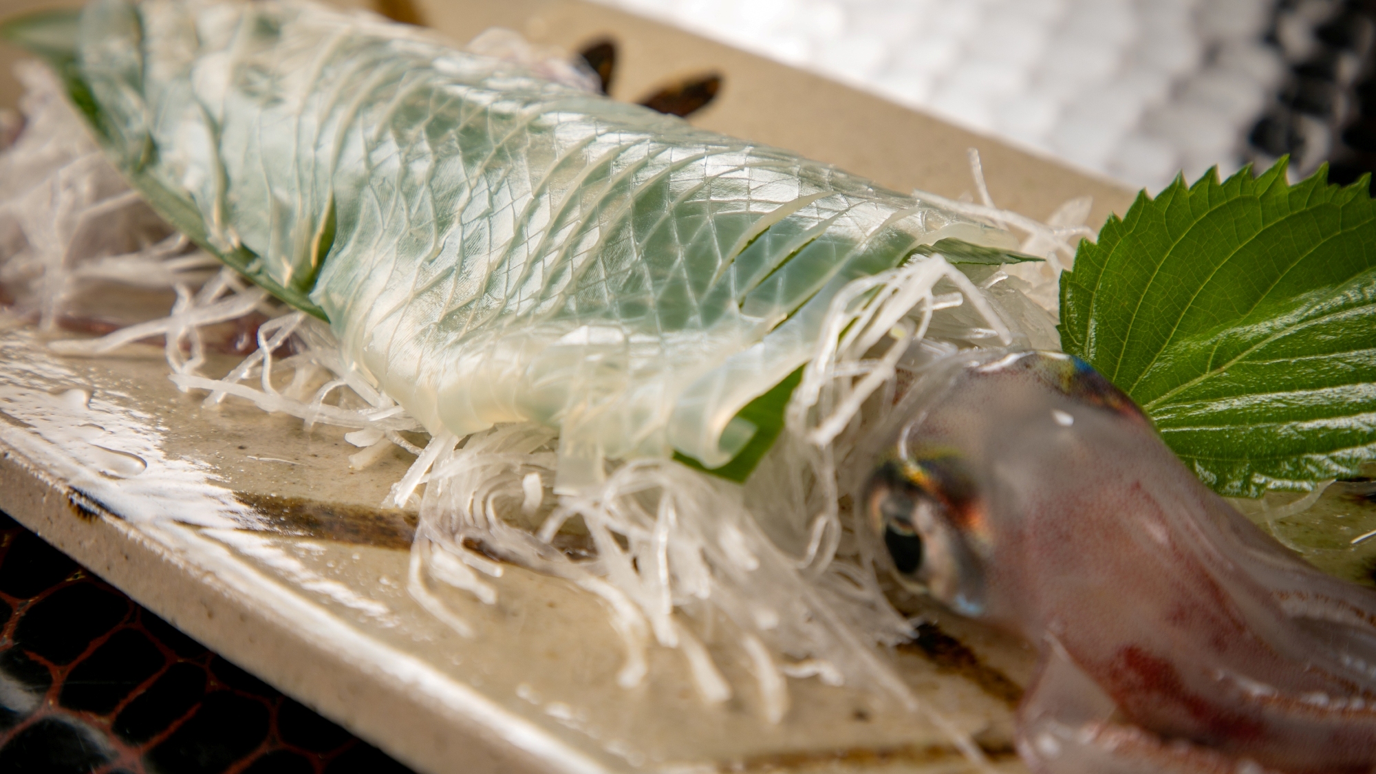唐津名物イカの活き作り、後造りは天ぷらや塩焼きなど