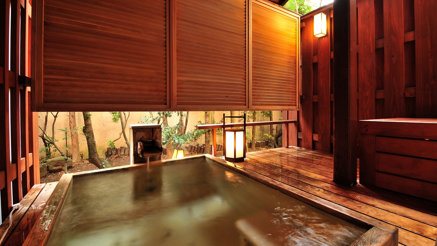 桧の露天風呂付特別室の露天風呂