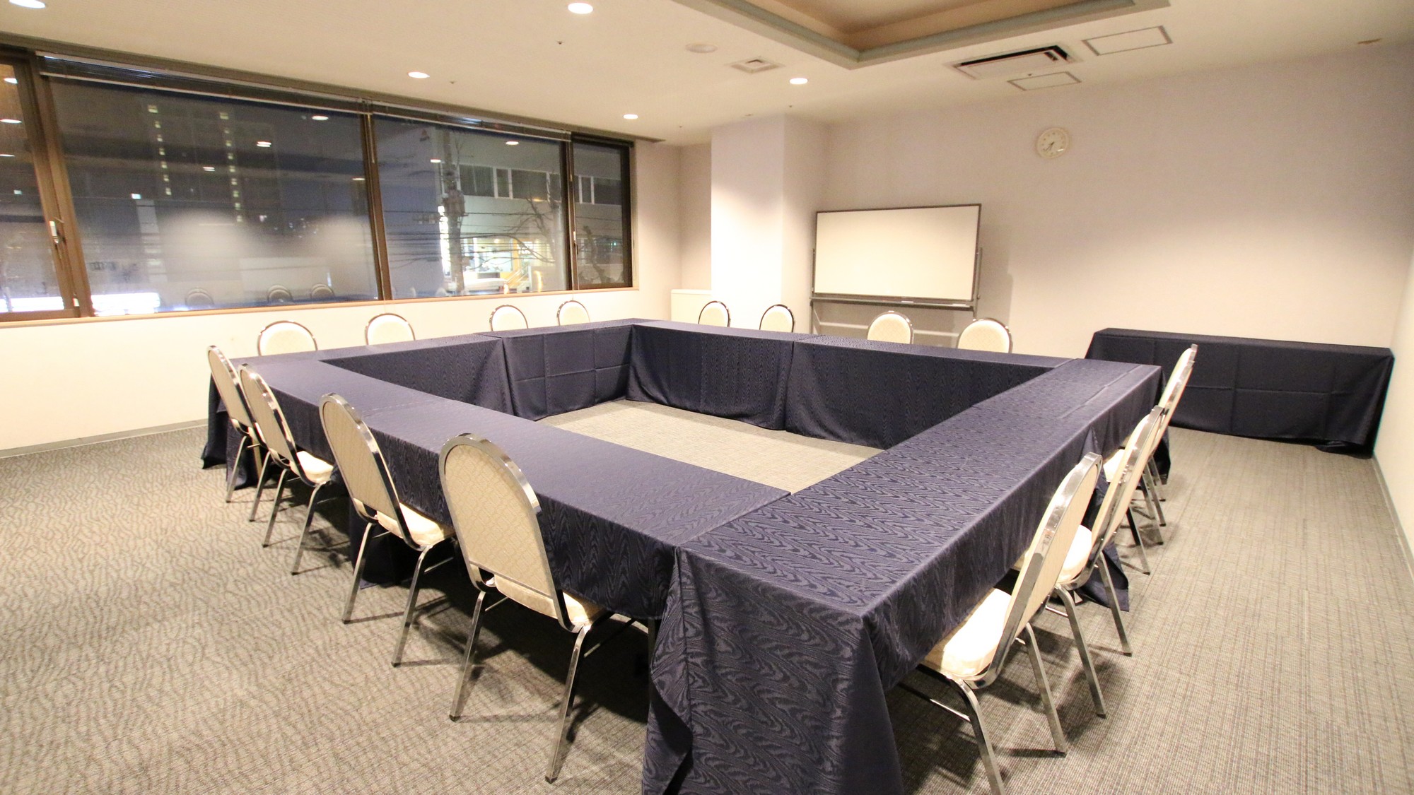 【会議室】30名ほど収容できる、広々とした会議室が2階にございます。