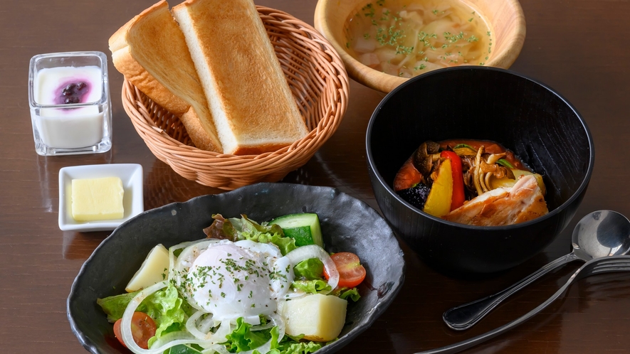 選べる朝食＜洋食＞ボリューム満点の新鮮サラダ。