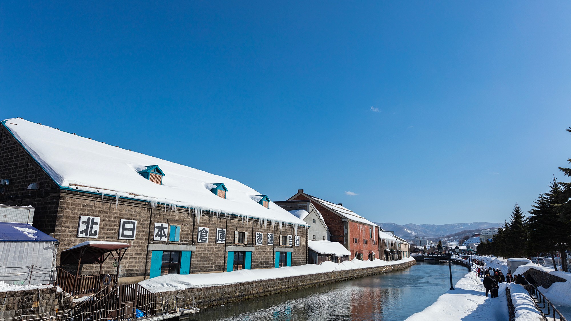 【小樽運河：冬】冬はレンガに積もった雪景色が北国らしさを感じさせます。