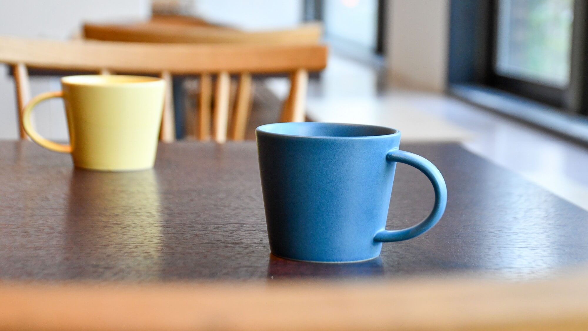 陽光差し込むレストランで朝食を