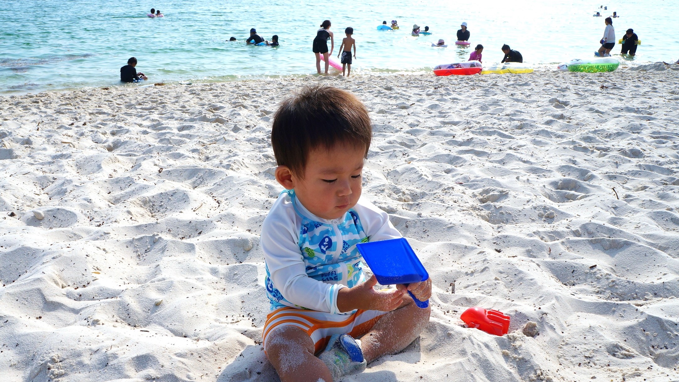 【白良浜】さらさらの砂は汚れにくくチビッ子も安心して遊べます