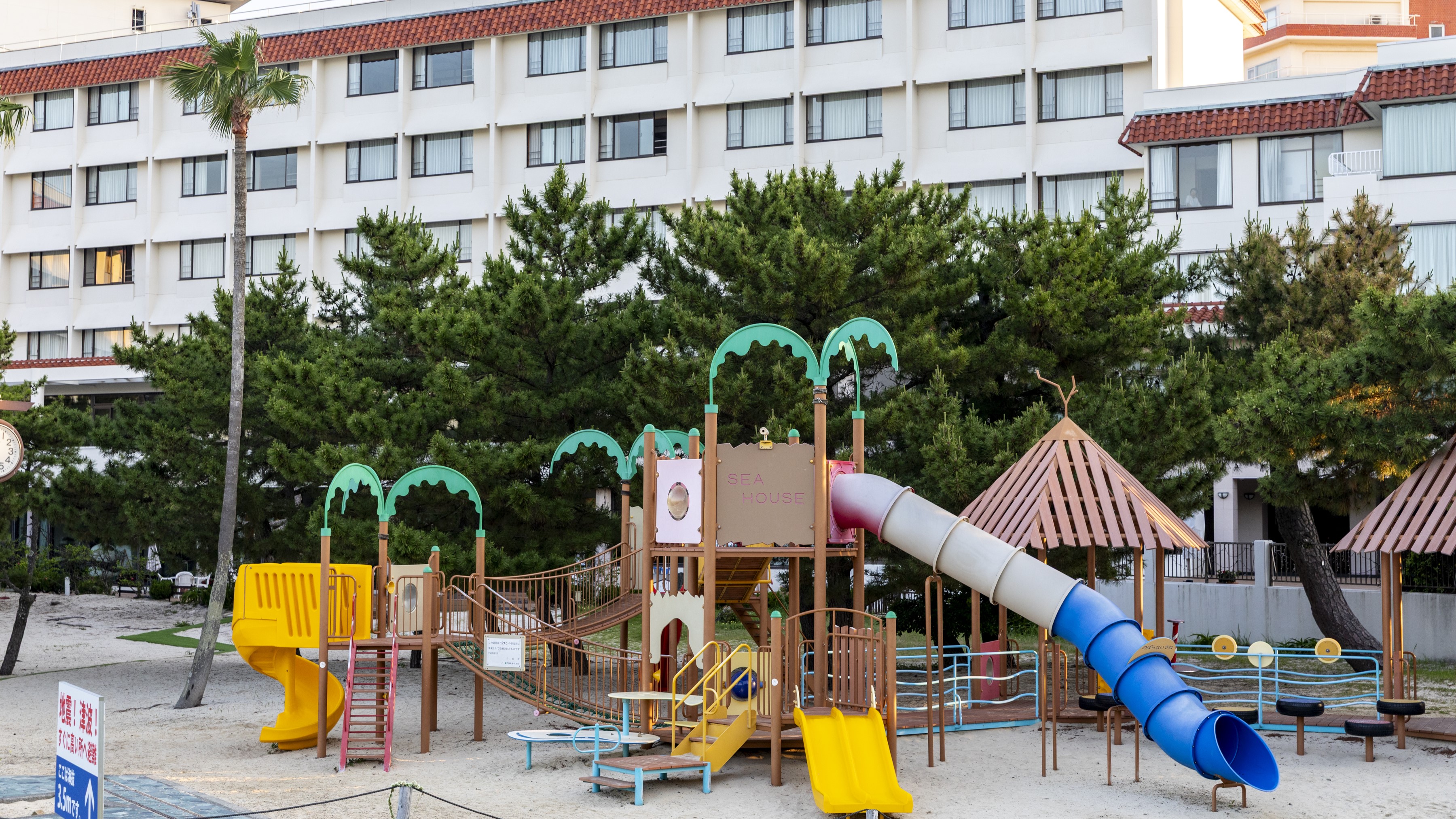 【周辺観光 丨 大型遊具】