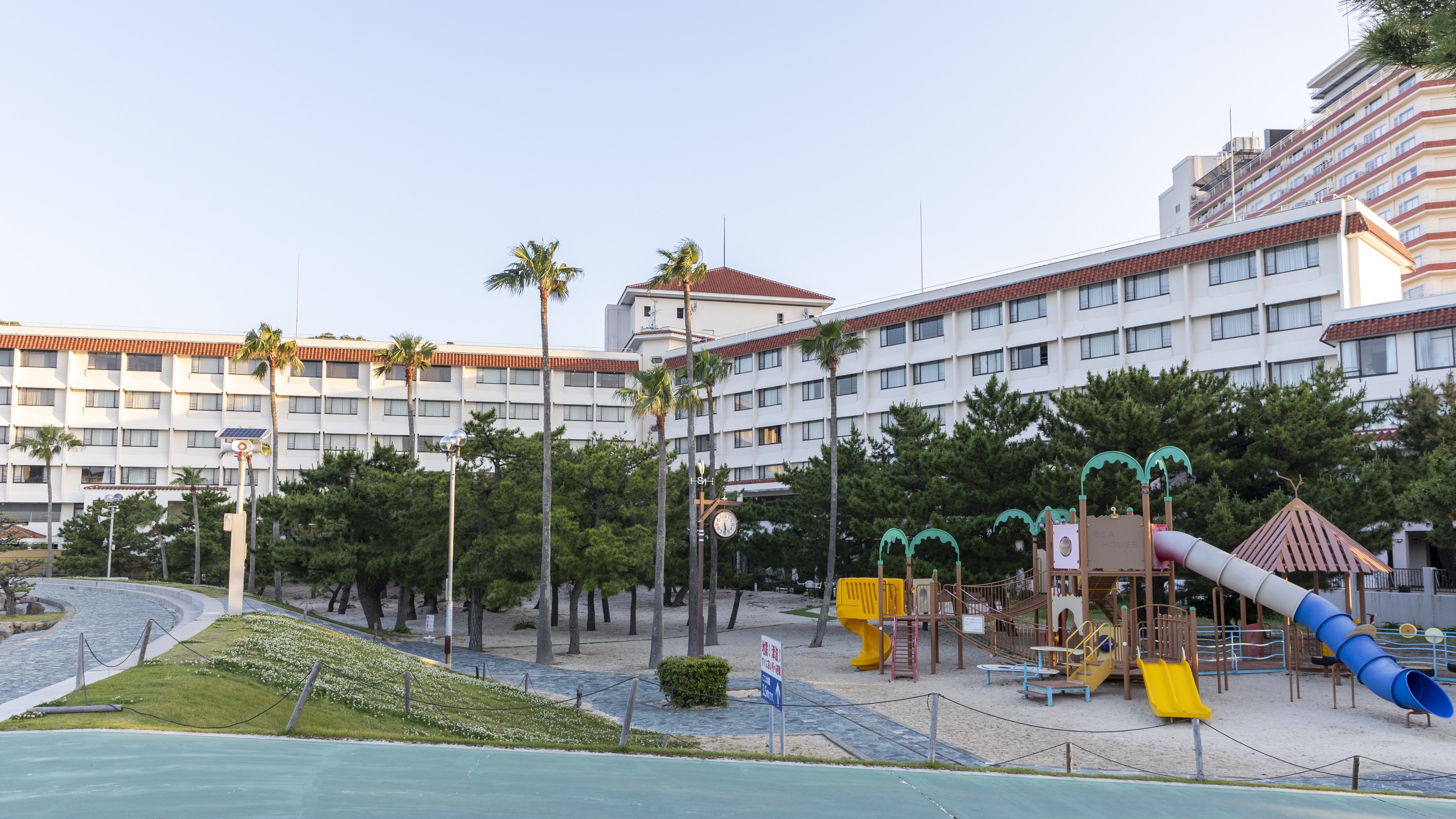 【周辺観光 丨 大型遊具】