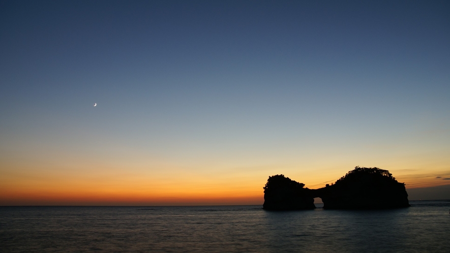 【円月島】夕日の景勝地として人気