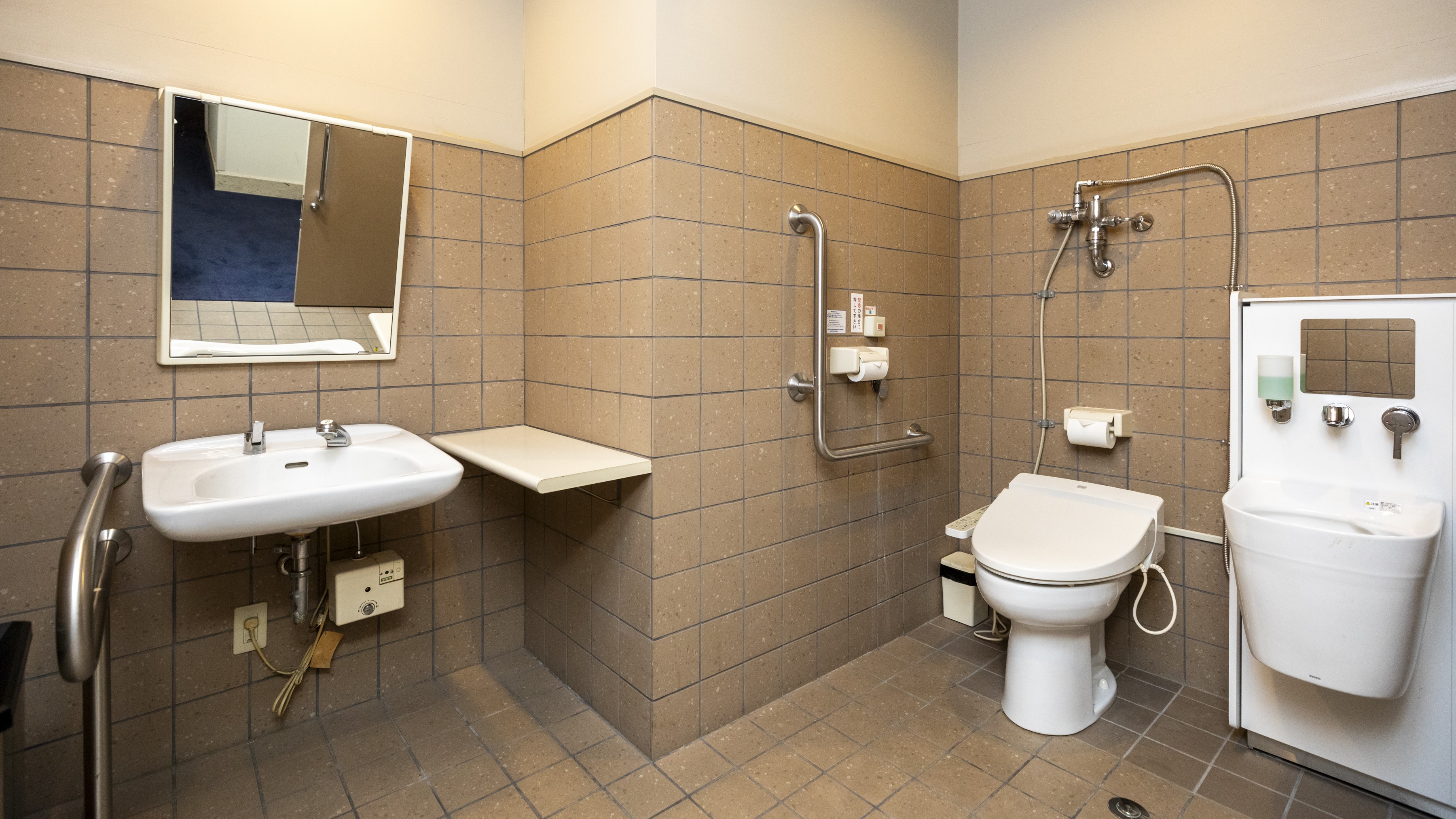 【館内設備 丨 多目的トイレ】