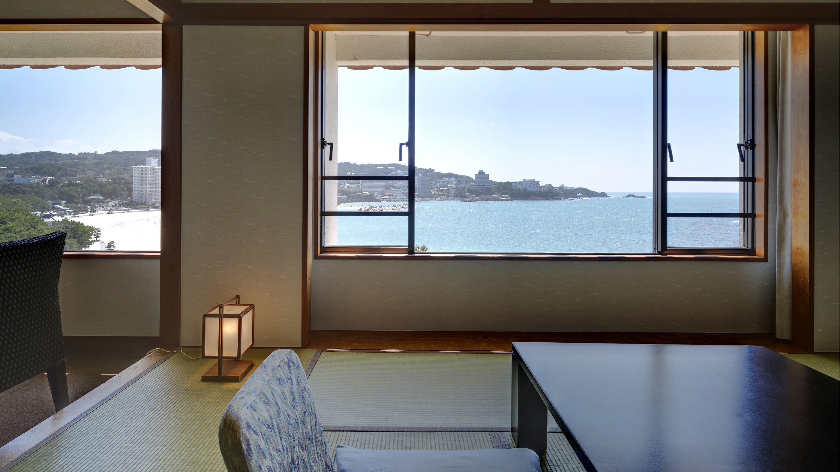 【ロイヤルフロア和室】窓が大きく高い位置から海の眺望を楽しめるお部屋