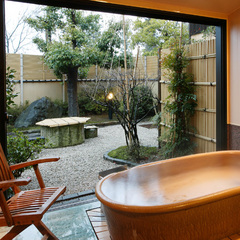 ●客室の露天風呂　メゾネットタイプ「水仙(202号室)」庭園を望む