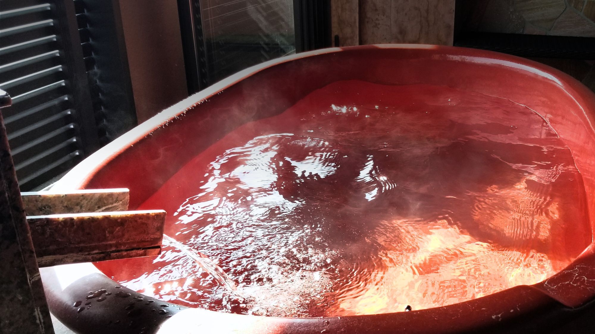 露天風呂付き客室・満月｜湯けむりに包まれる広々とした露天風呂