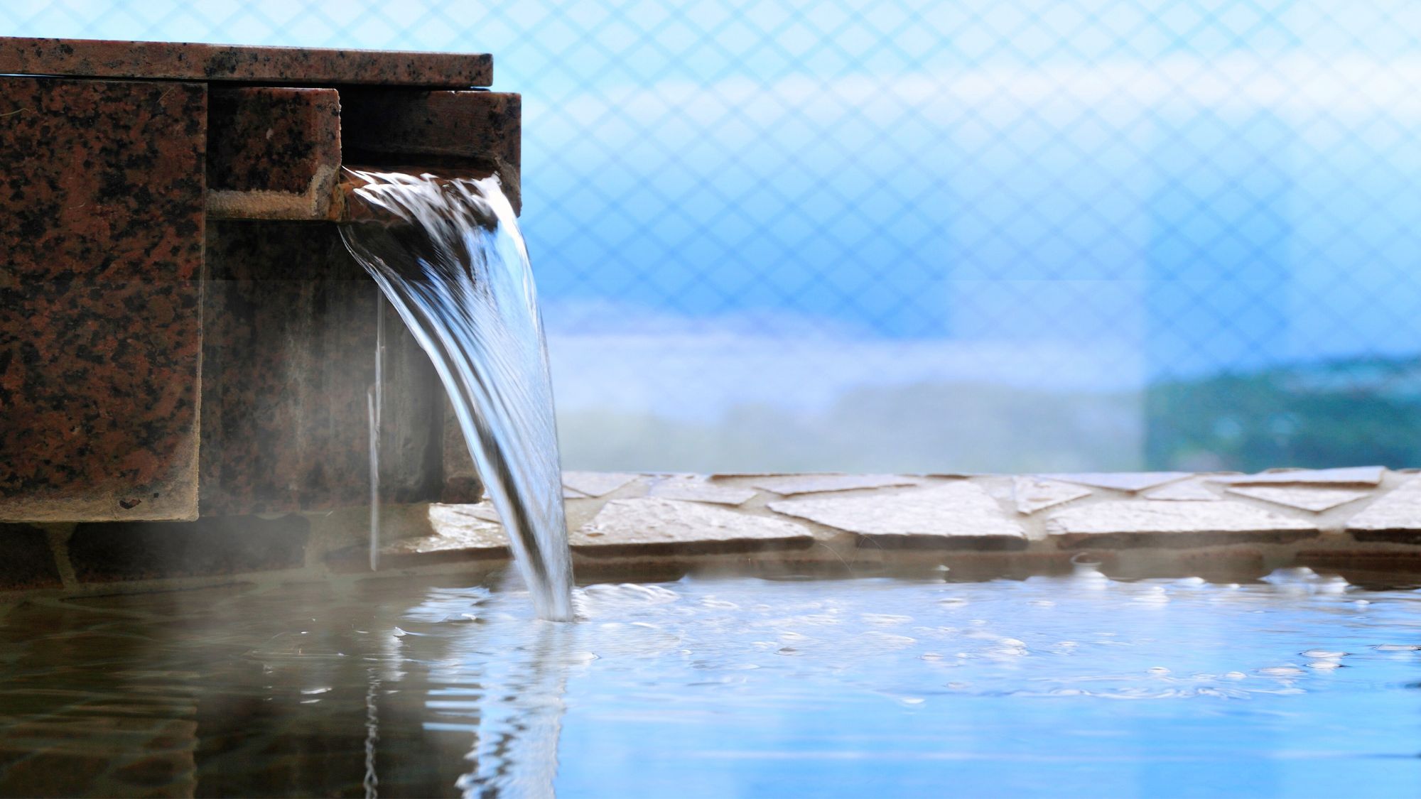 湯の音に包まれる、半露天風呂付き客室だけの贅沢時間