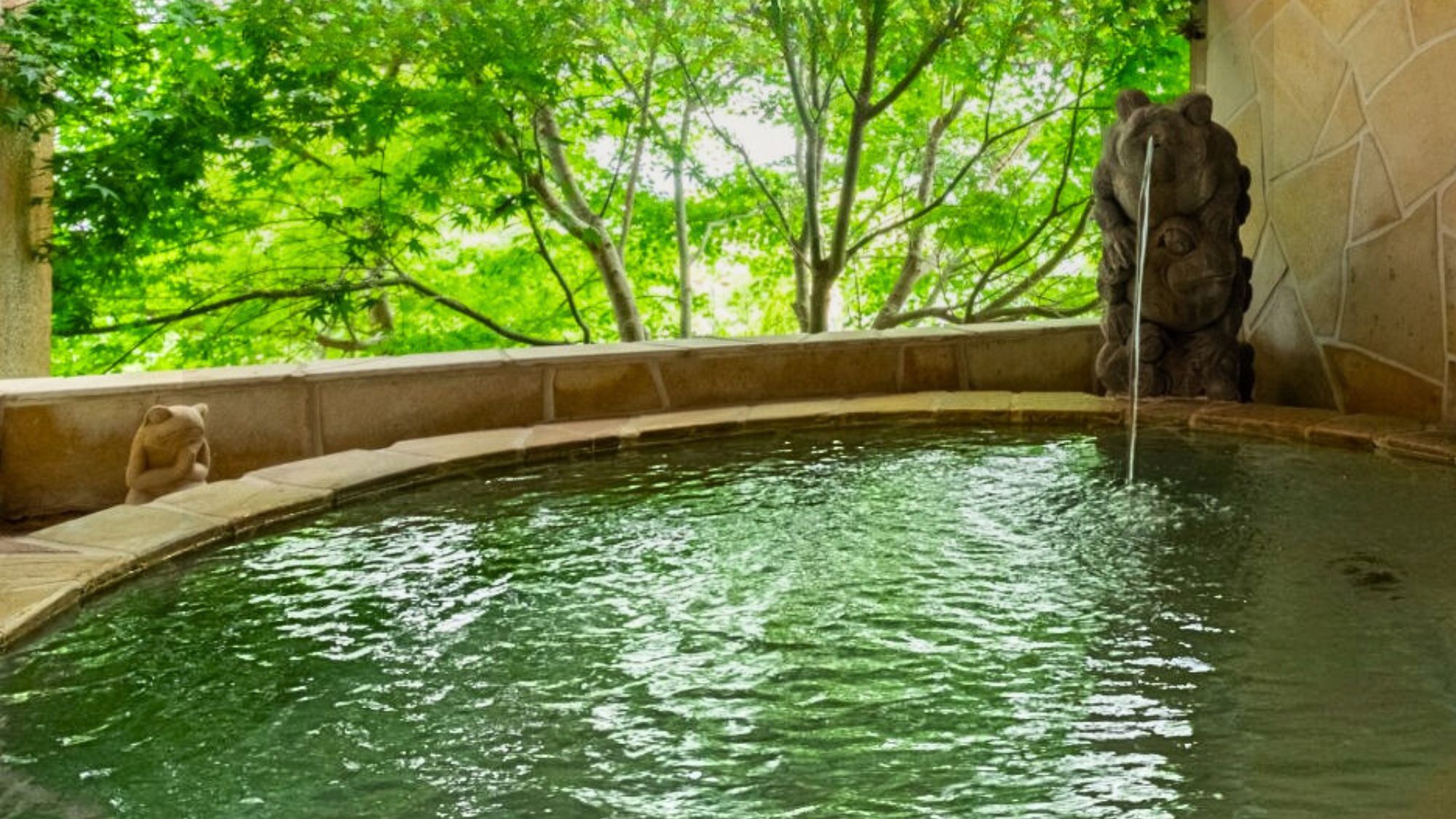 伊豆高原の自然に包まれる、貸切露天風呂