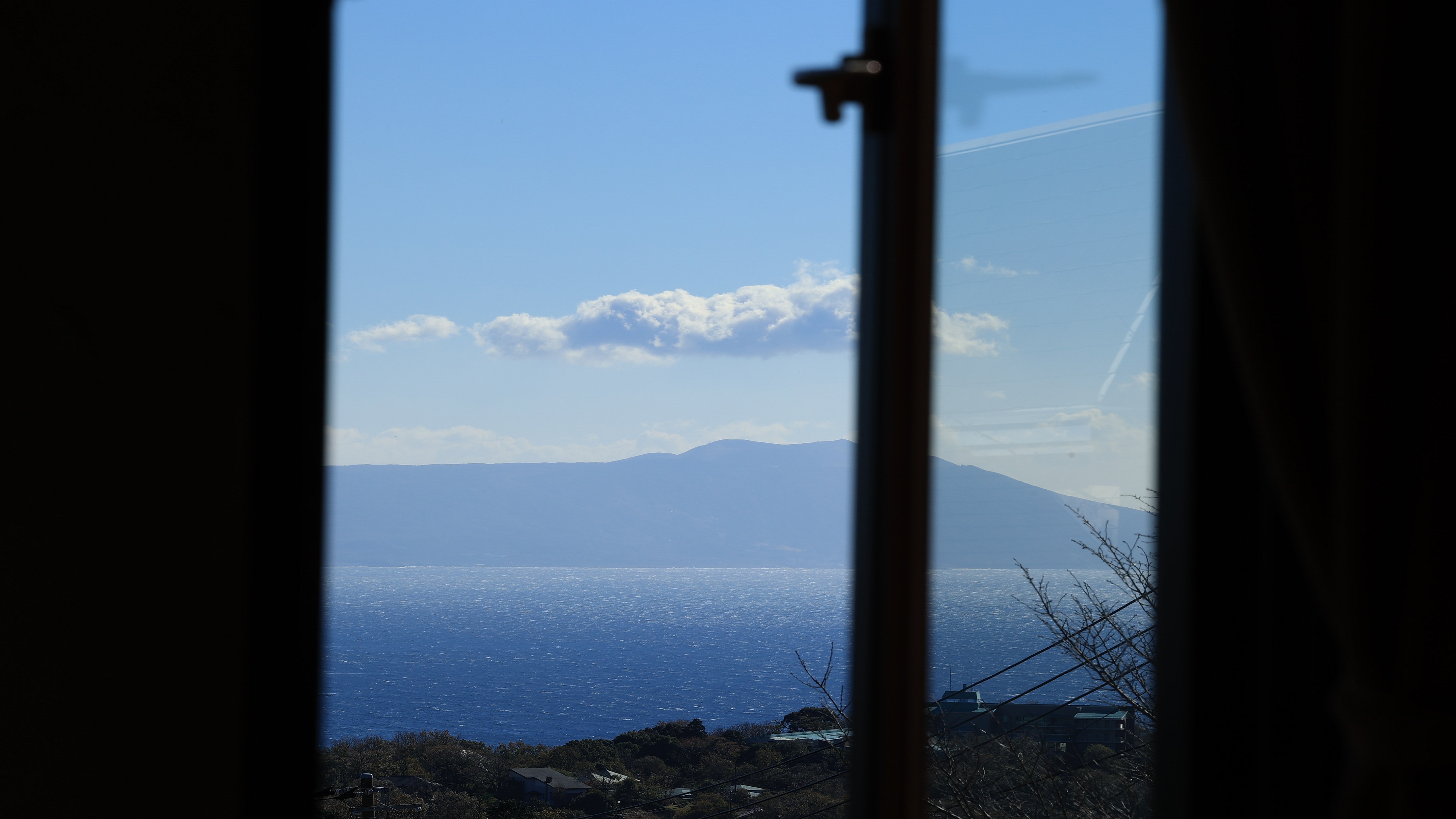 海望む天然温泉付バリルーム・伊豆大島がぽっかり浮かぶ海がとびこんでくる