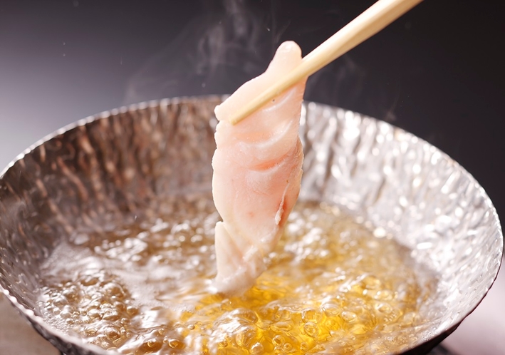 伊豆真鯛のしゃぶしゃぶは、鰹昆布だし汁にくぐらせると絶品です