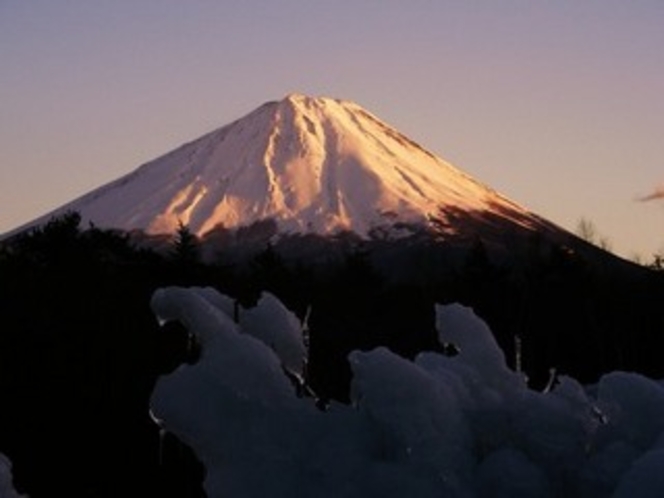 樹氷と夕陽の富士山