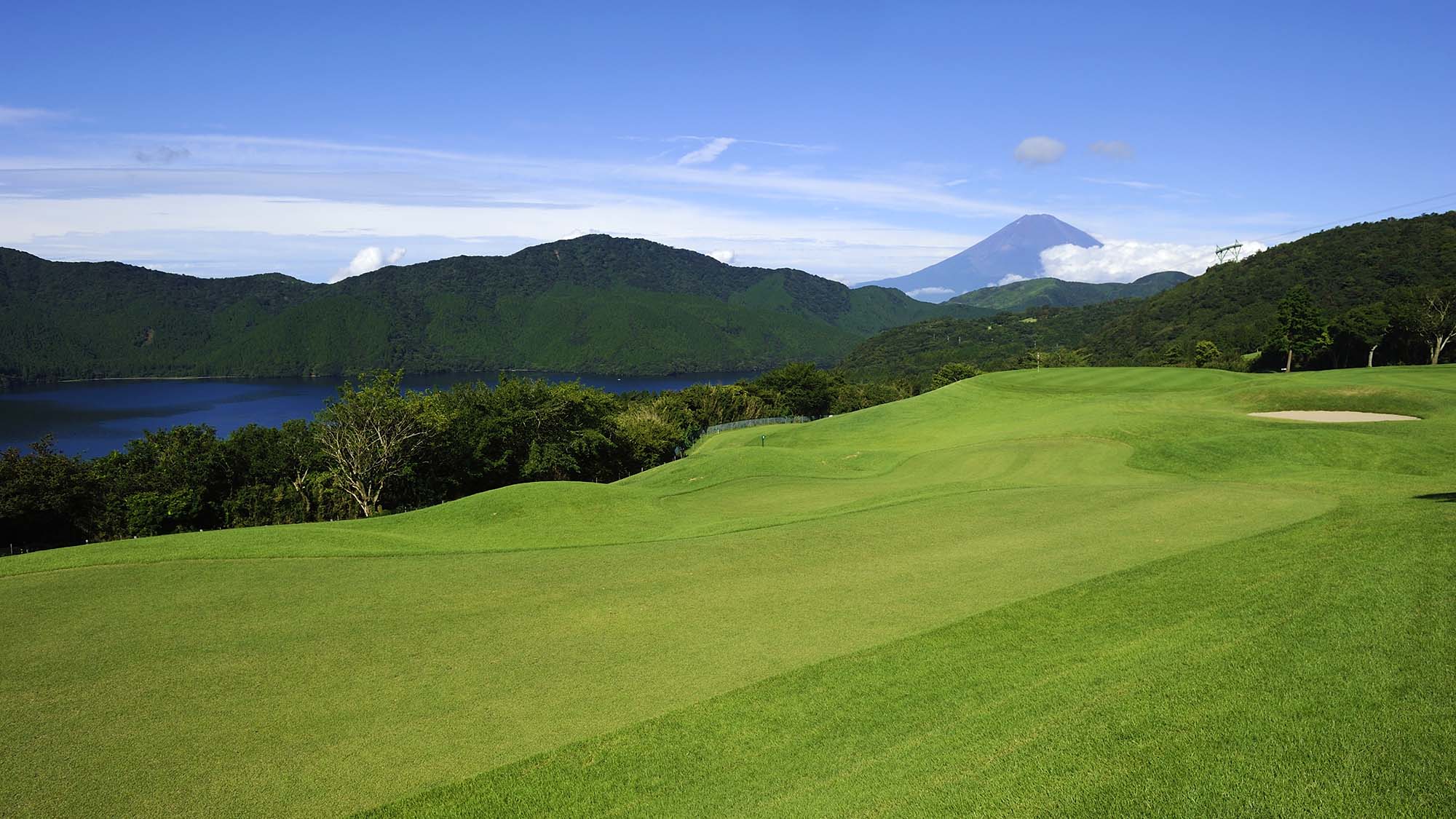 『箱根園ゴルフ場』コテージより車で5分。芦ノ湖と富士山を望む絶景ゴルフ場です。