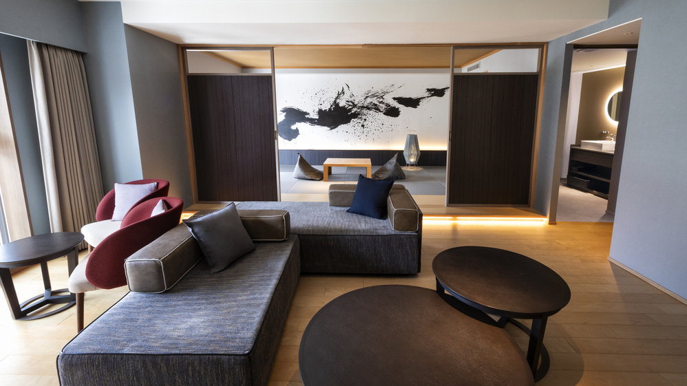 【ファミリールーム】ソファやテーブルセット、座卓など、思い思いのスタイルでおくつろぎください