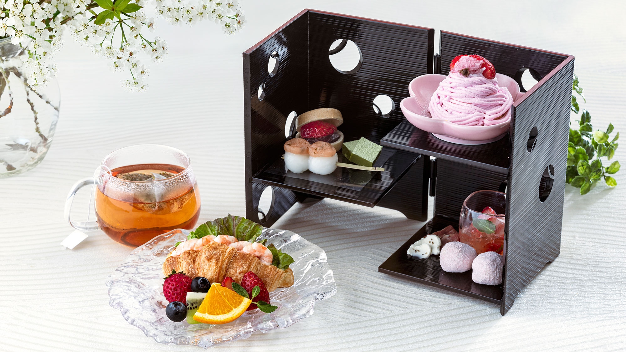 【ご褒美プラン】黒漆の器に映える、春の彩り。和魂洋才のアフタヌーンティー付き【銀の月】