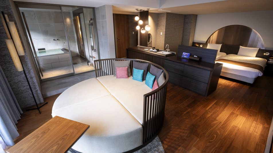 【プレミアムルーム】満月型のソファなど遊び心あふれるインテリアが目を引く展望風呂付客室