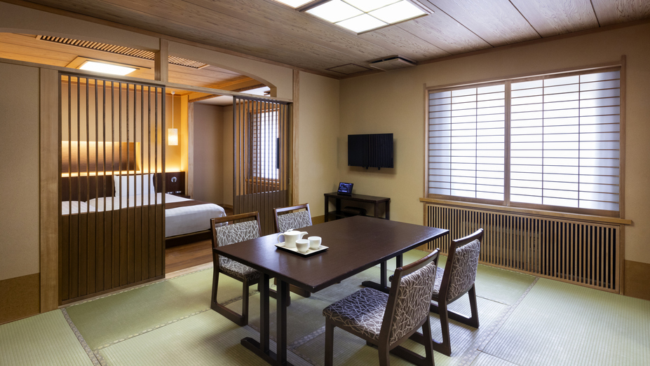 【和洋モダン】落ち着いた色調と畳で和の雰囲気ながらモダンなインテリアが特徴的な客室