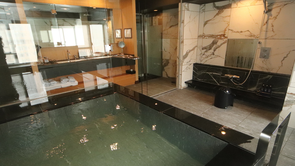 【801スイートルーム】1室だけの特別室（約100平米）。足を延ばし、ゆったりくつろげる浴槽を備えて