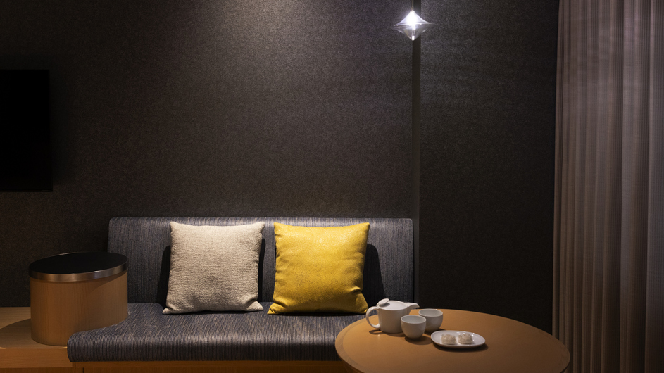 【スーペリアツイン】ソファやテーブルもあり、部屋内でのくつろぎスペースを確保