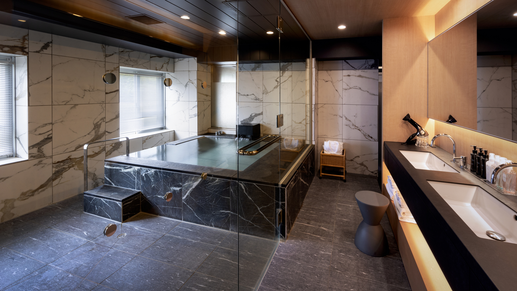 【プレミアムスイート801】広々とした空間に設けた温泉浴槽。滞在中はいつでも温泉が堪能できます