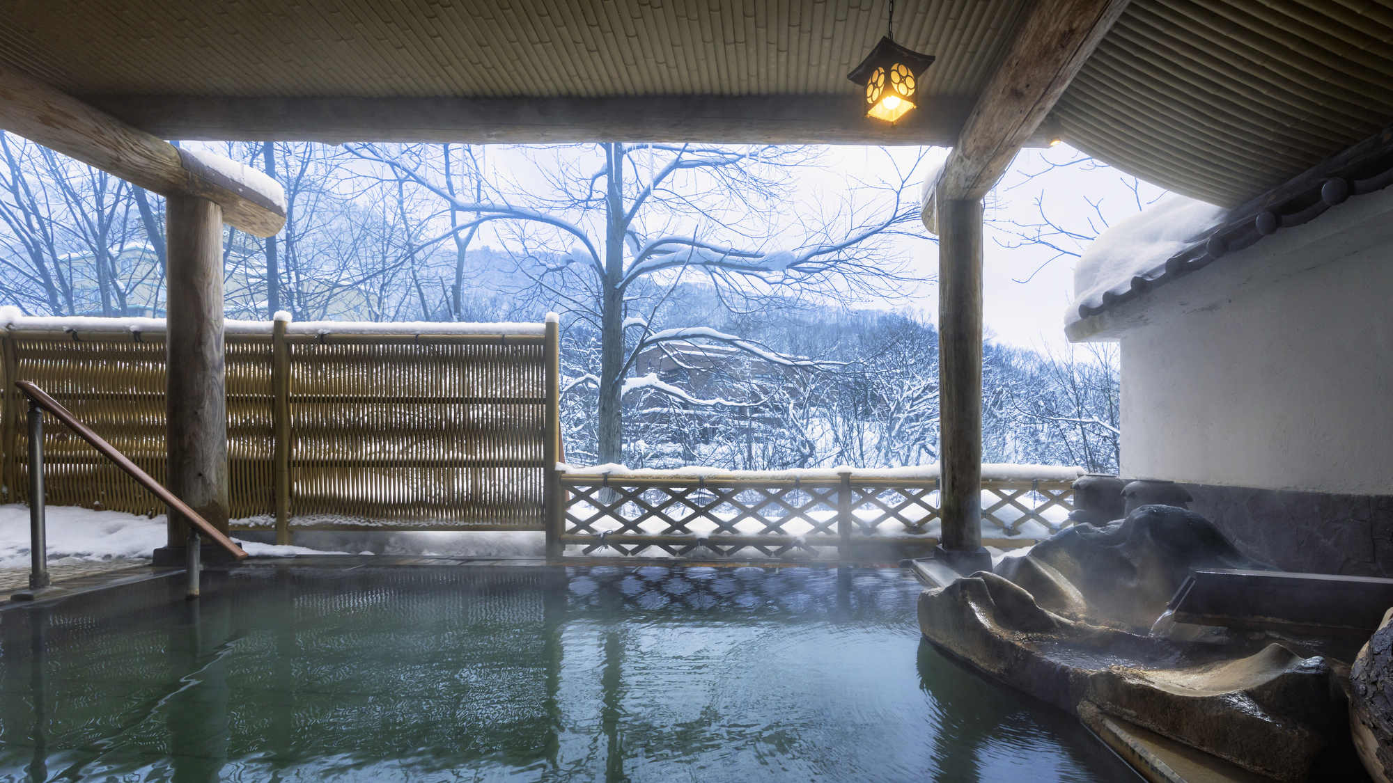 【露天風呂】冬の冷えた空気の中で浸かる源泉かけ流しの湯は格別